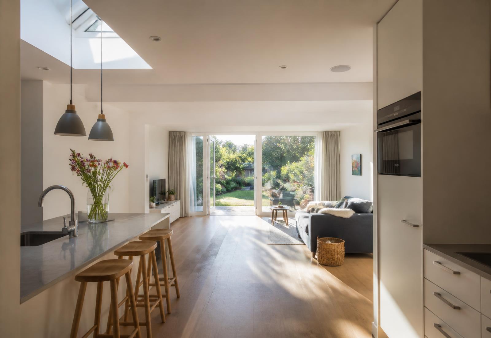 Licht interieur van een aanbouw met lichtstraat en tuindeuren